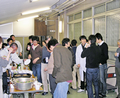 月１回開催の交流会<br />「ふらっとアワー」<br />［2009 年4 月，<br />海洋研究所講堂前プラットホーム］ Photo03