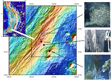 マリアナトラフ南部に位置する３つの熱水系の位置と潜水船から撮影した噴出孔の写真