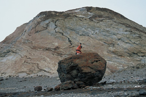 東南極リュツォ・ホルム湾の露岩域からの迷子石の採取
