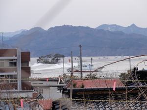 津波第１波が蓬莱島（ひょうたん島）を襲う。係船場にあった調査船「弥生」はこのあと沈没。