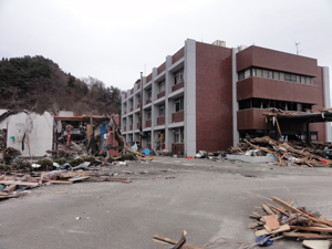 センター敷地内に残ったがれきの山